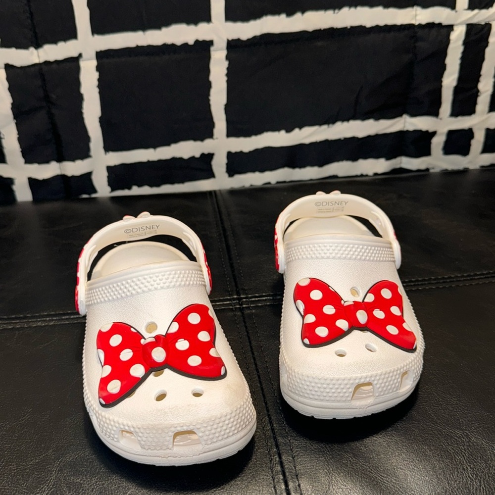 Toddler classic clog
Minnie Mouse girls crocs
Size C9